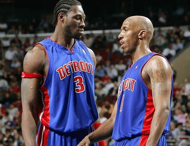 篮球篮网球员训练中展现高命中率