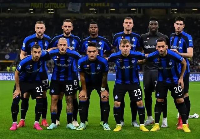 哈体院滑冰场现国家一级运动员亲授防摔技巧