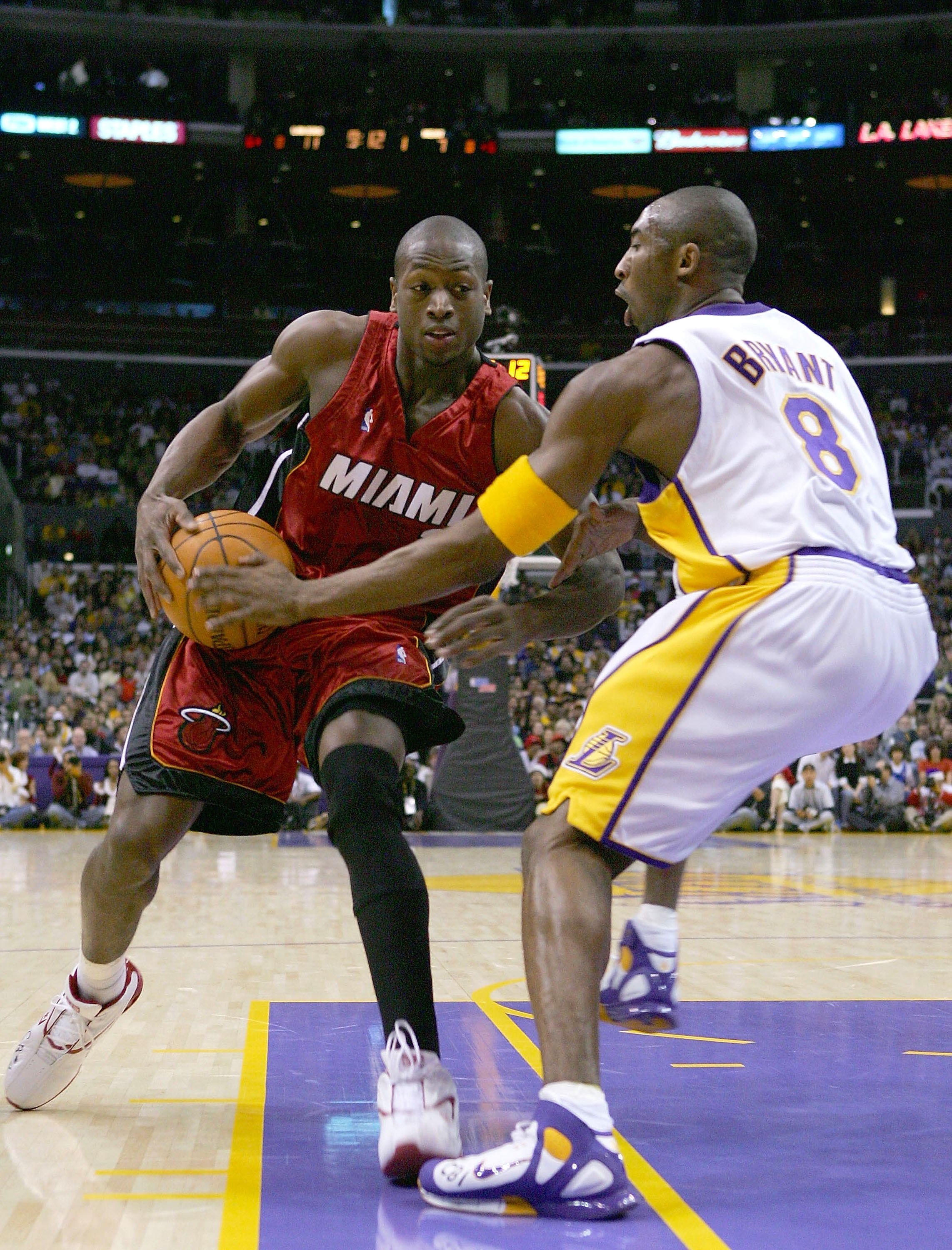 本赛季湖人打到关键时刻的比赛8胜0负，未尝败绩