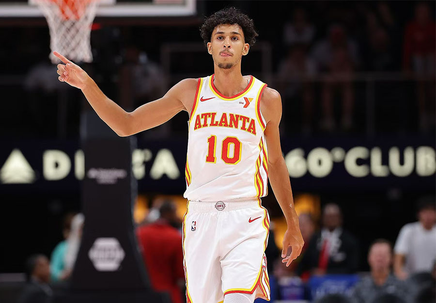 阿根廷国家队抵达安哥拉，大批球迷等候并高呼梅西名字