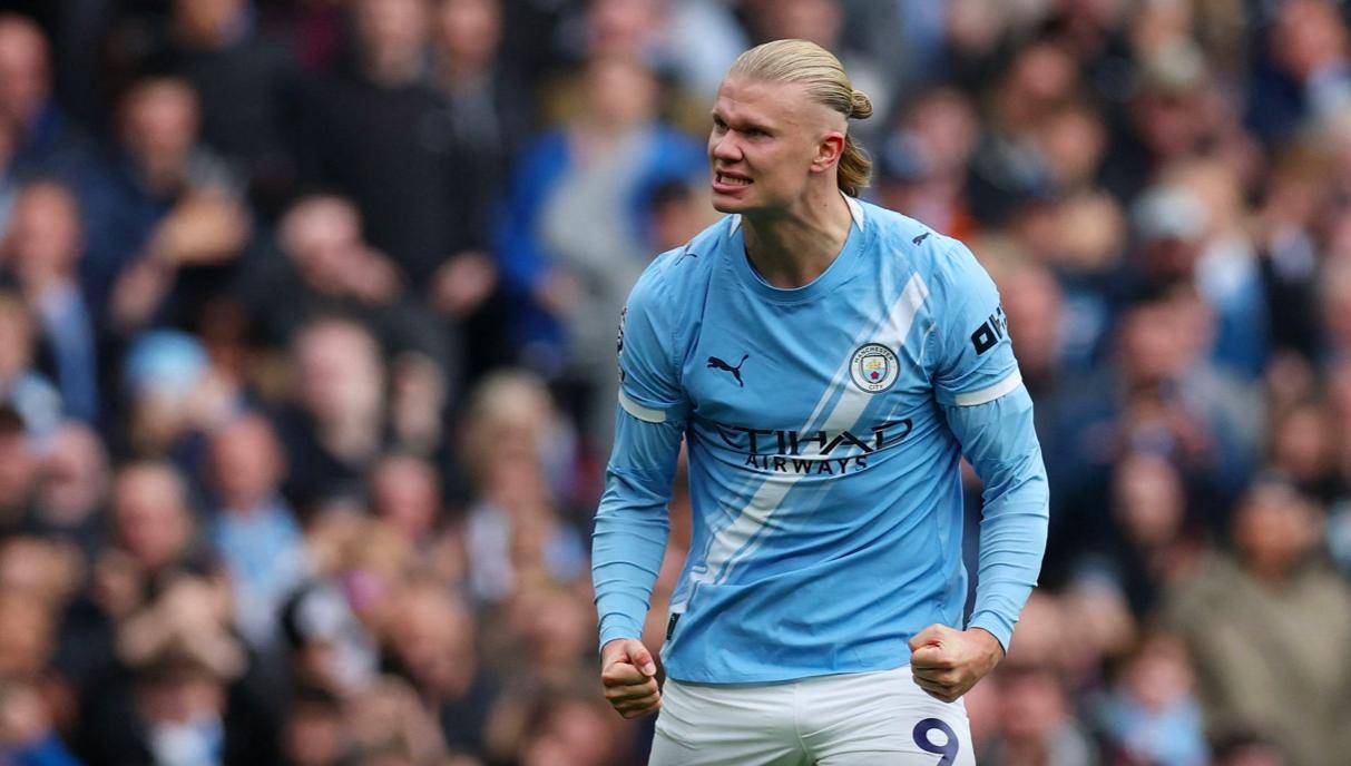 闭幕式拿着中国国旗的白发美女是谁？神似精灵女王的俄罗斯教练