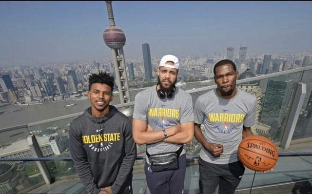 痛！女裁判扔球给希罗，不小心砸到了希罗的关键部位